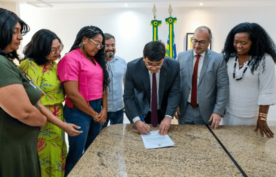 Rafael Fonteles assina entrega do título de posse terras do Povo Mimbó