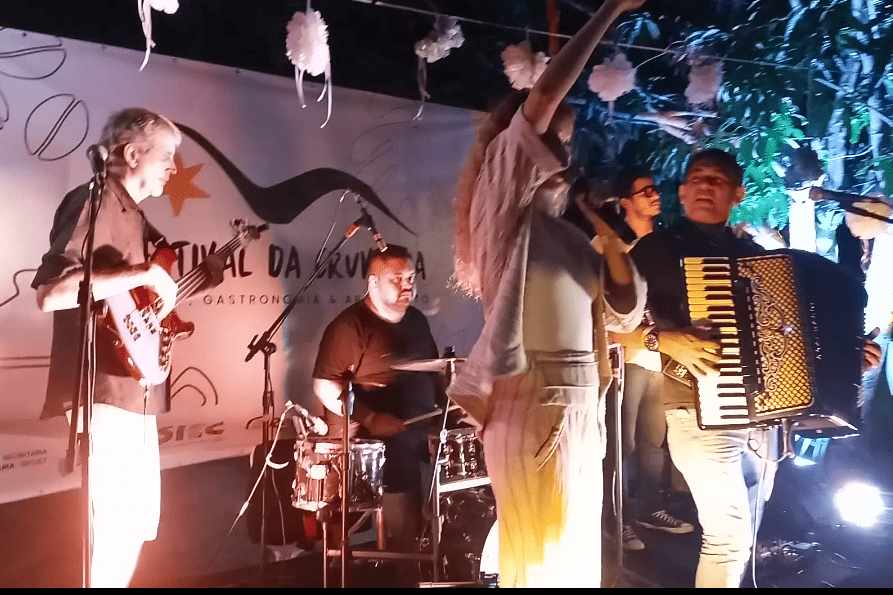 A Banda Jazz no Fole e a cantora Amanda Santi encerraram a festa