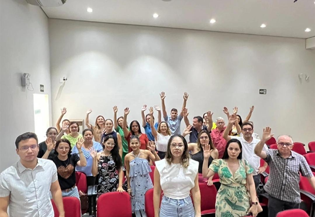 Médicos reunidos no SIMEPI para discutir paralisação