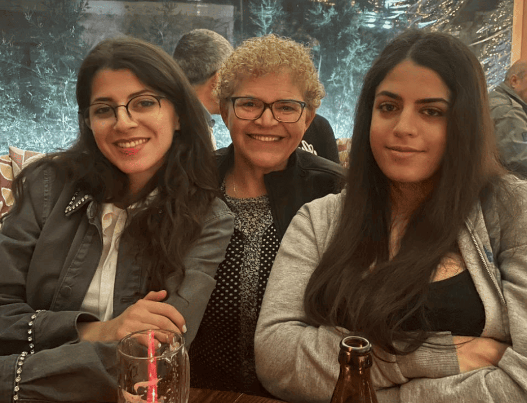 Rosélia Alves com as filhas em Aráchova