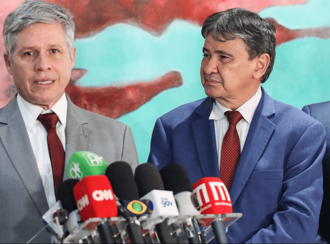 Os ministros Paulo Teixeira e Wellington Dias