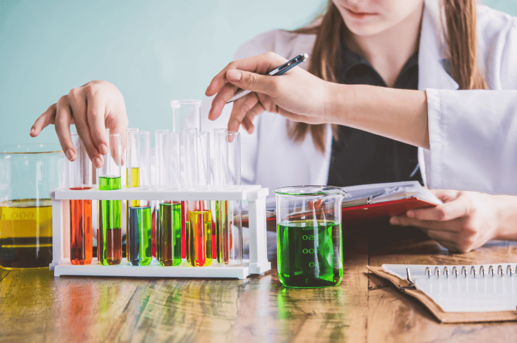 Fórmulas químicas e laboratórios