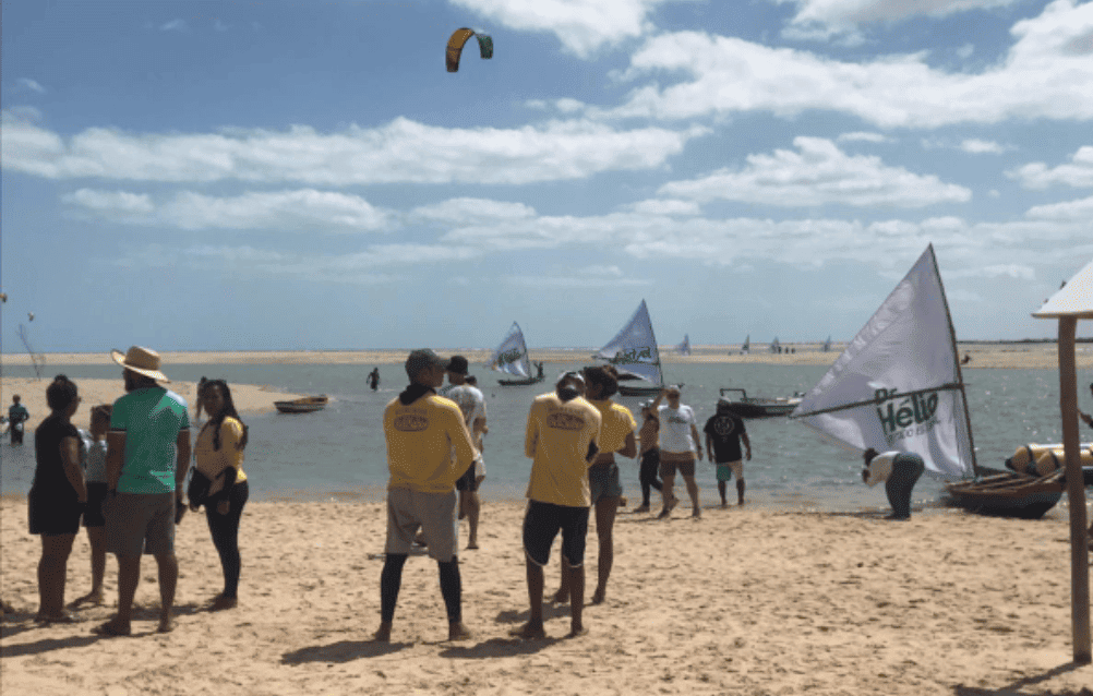 Regata de canoas anima turistas na praia de Macapá