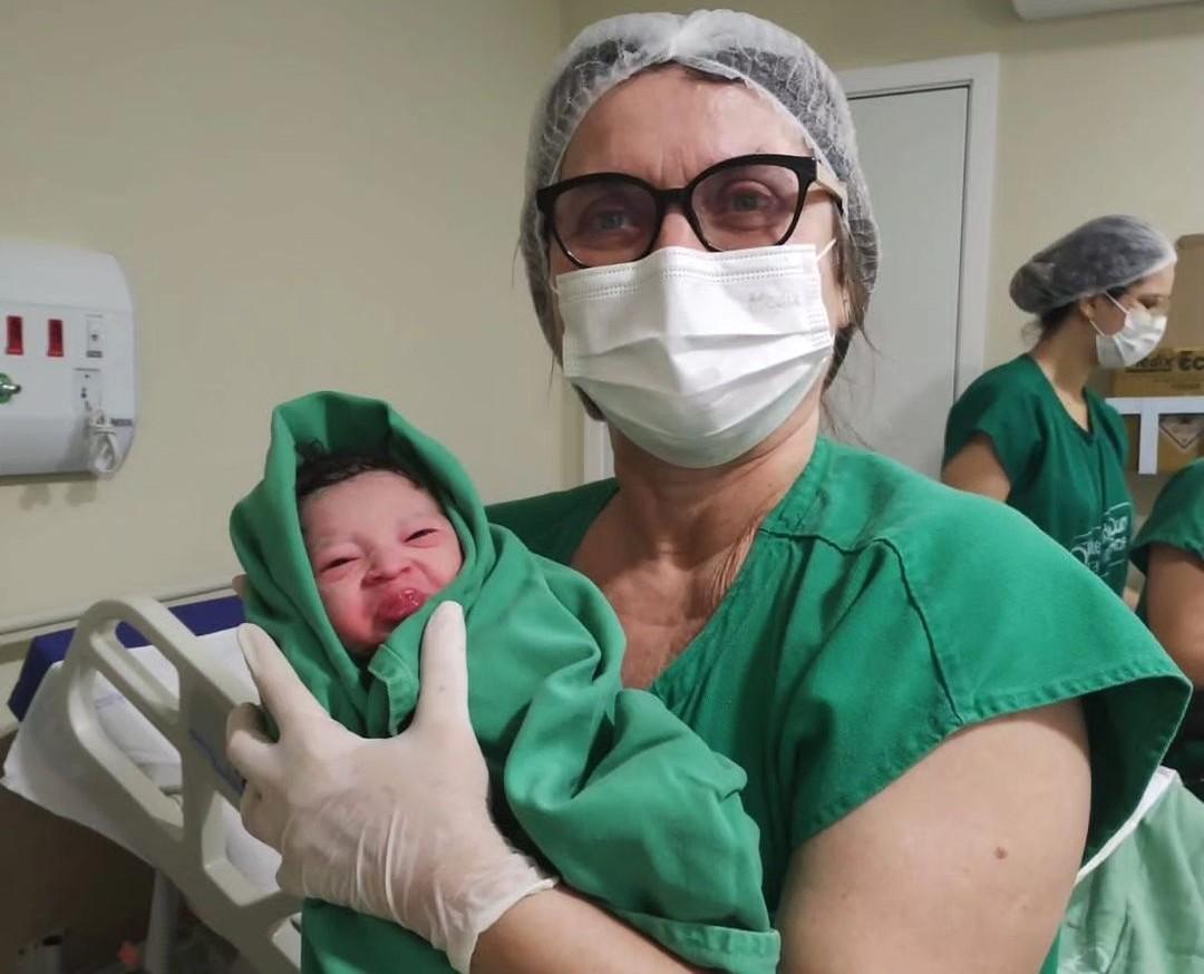 Lucka Ghael nos braços de uma médica da Evangelina Rosa