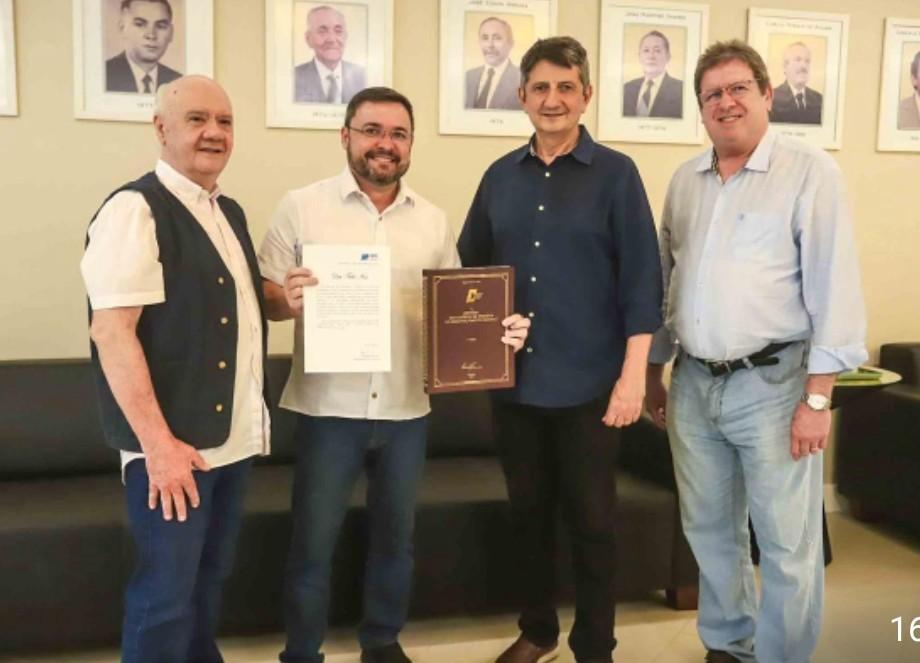 Representantes dos lojistas entregam proposta para Fábio Novo