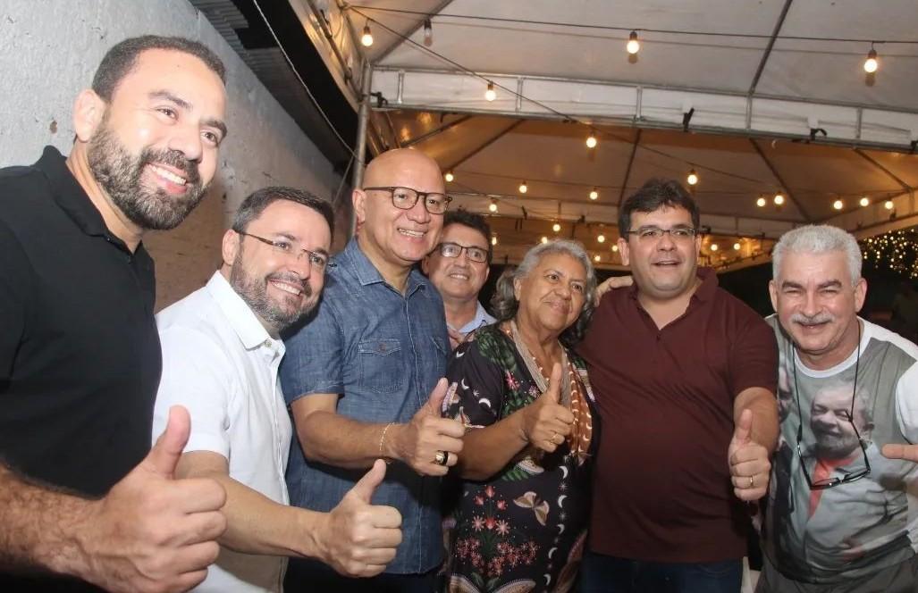 Lideranças e militantes do PT na festa de confraternização