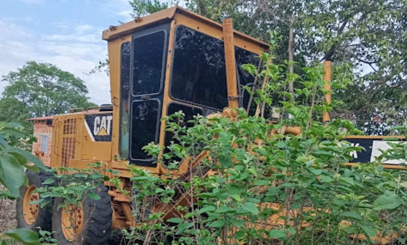 Patrol da Prefeitura de Caxingó está abandonada no mato