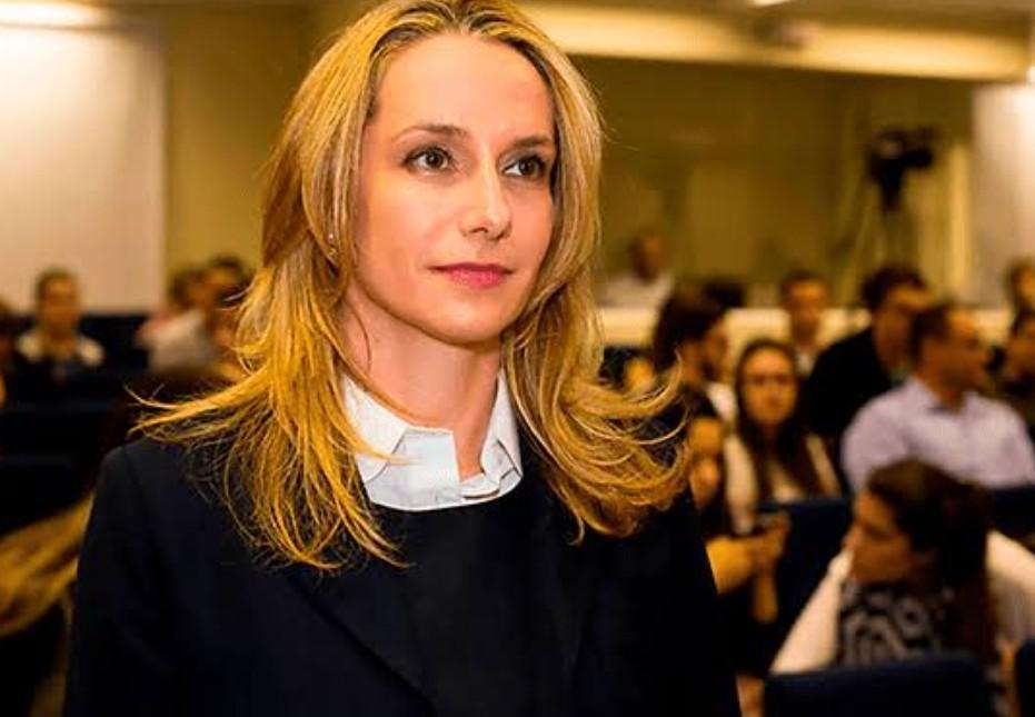 Caroline Proner tem brilho próprio como jurista