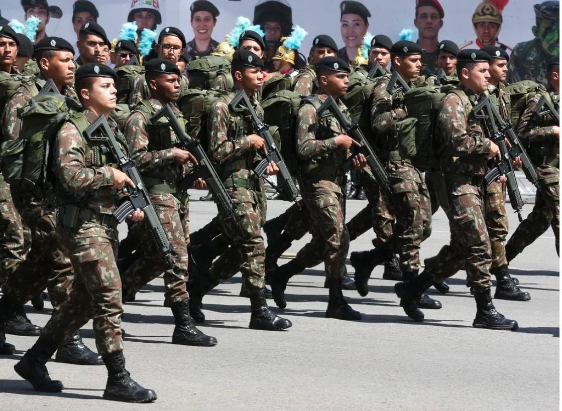 Militares brasileiro vivem num "país comunista" dentro do Brasil