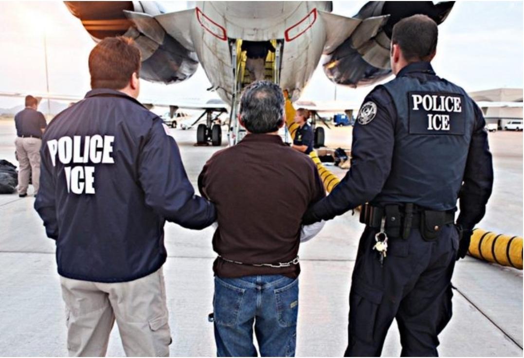 Brasileiros deportados relatam humilhação nos EUA