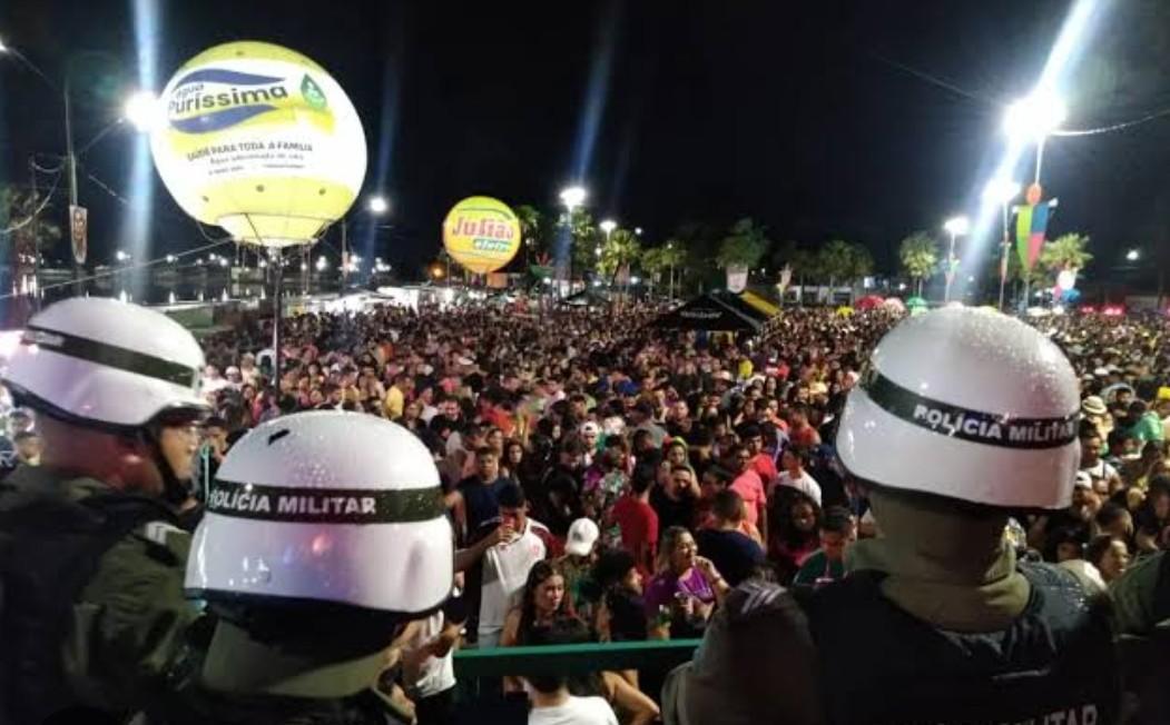 Policiais militares no meio dos foliões para garantir a segurança