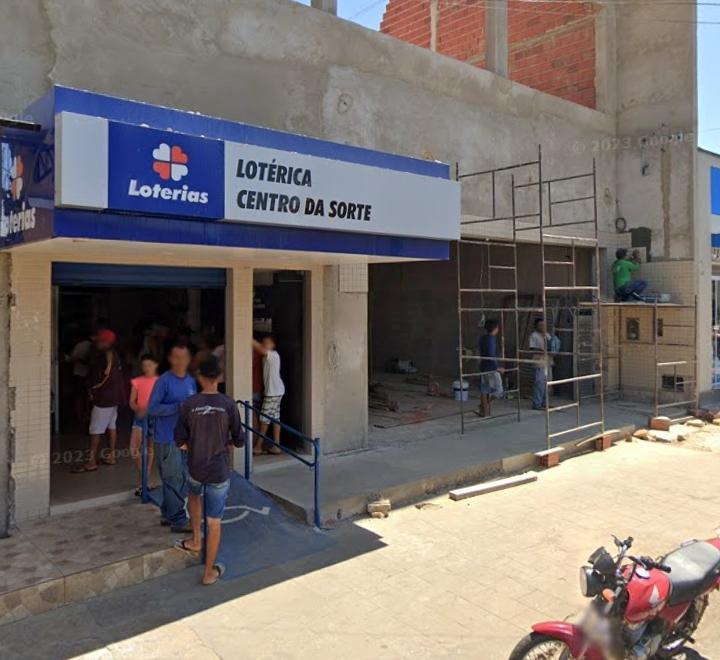 Os bandidos abriram um buraco na lateral do prédio
