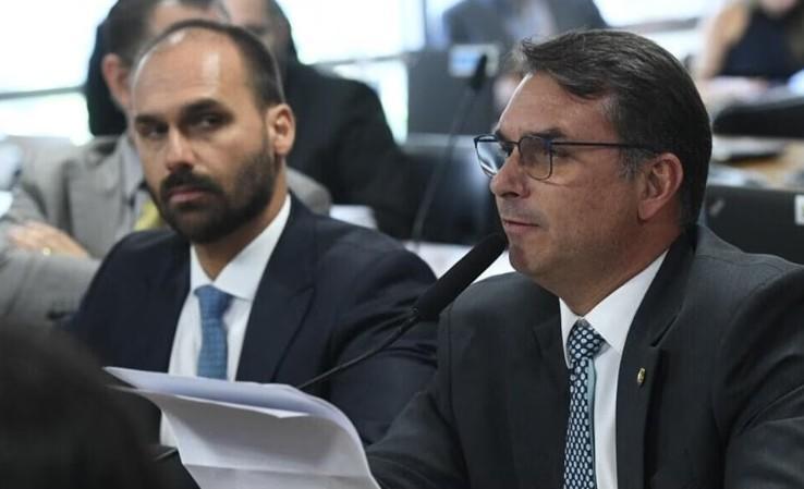 Flávio e Eduardo Bolsonaro estão no palanque na Paulista