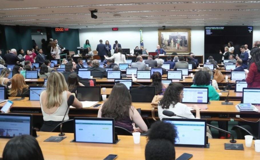 Sala das comissões da Câmara ficaram lotadas