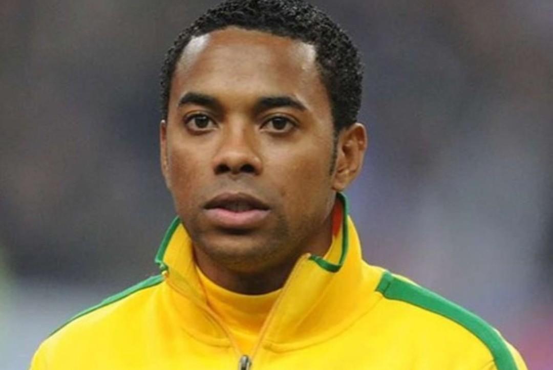 Robinho se entregou na Polícia Federal em Santos (SP)
