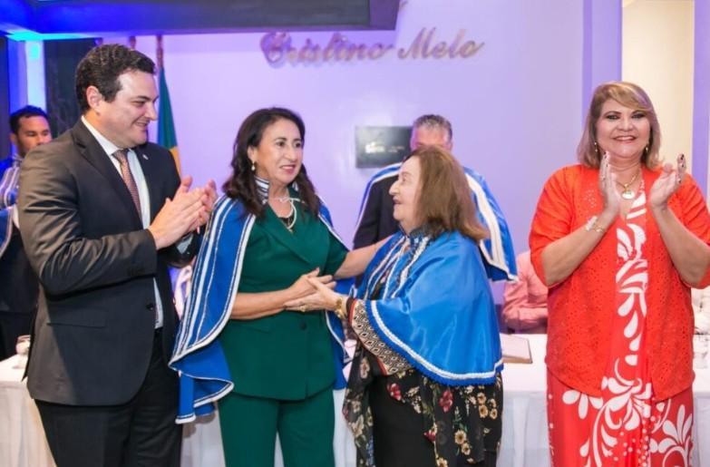 Fernanda Amaral com amigos e acadêmicos na Apal