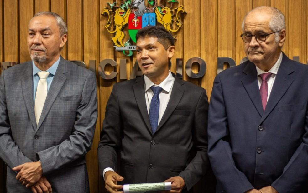 Valdo Rocha entre os desembargadores Manoel Dourado e Joaquim Santana