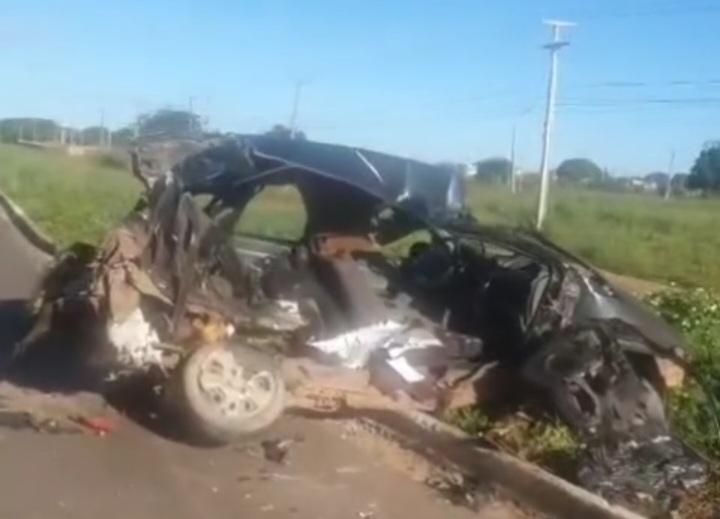 Carro ficou destruído após colisão
