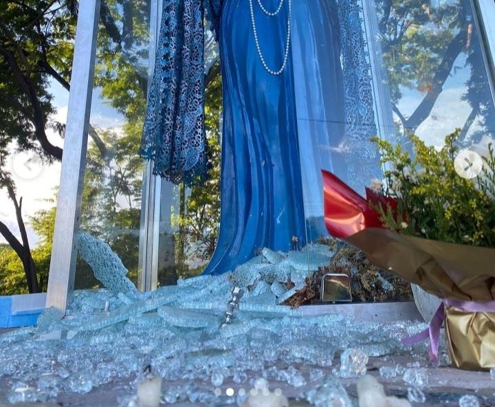 Aquário de proteção de escultura de Iemanjá é apedrejado