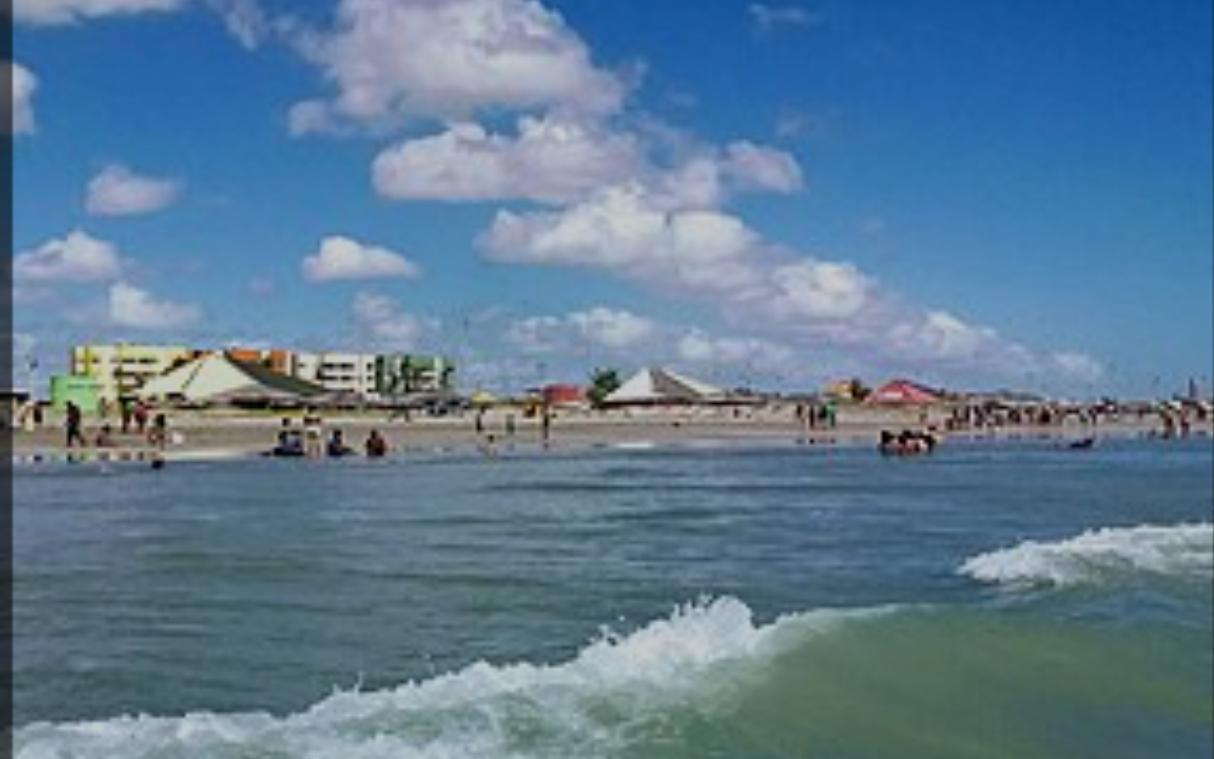 Praia, sol e céu azul no litoral do Piauí atraem turistas