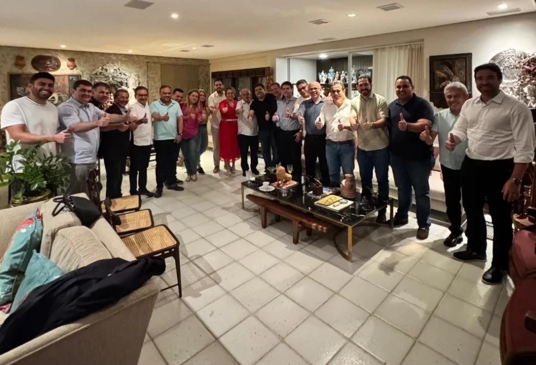 Governador com líderes do MDB e PSD no Karnak