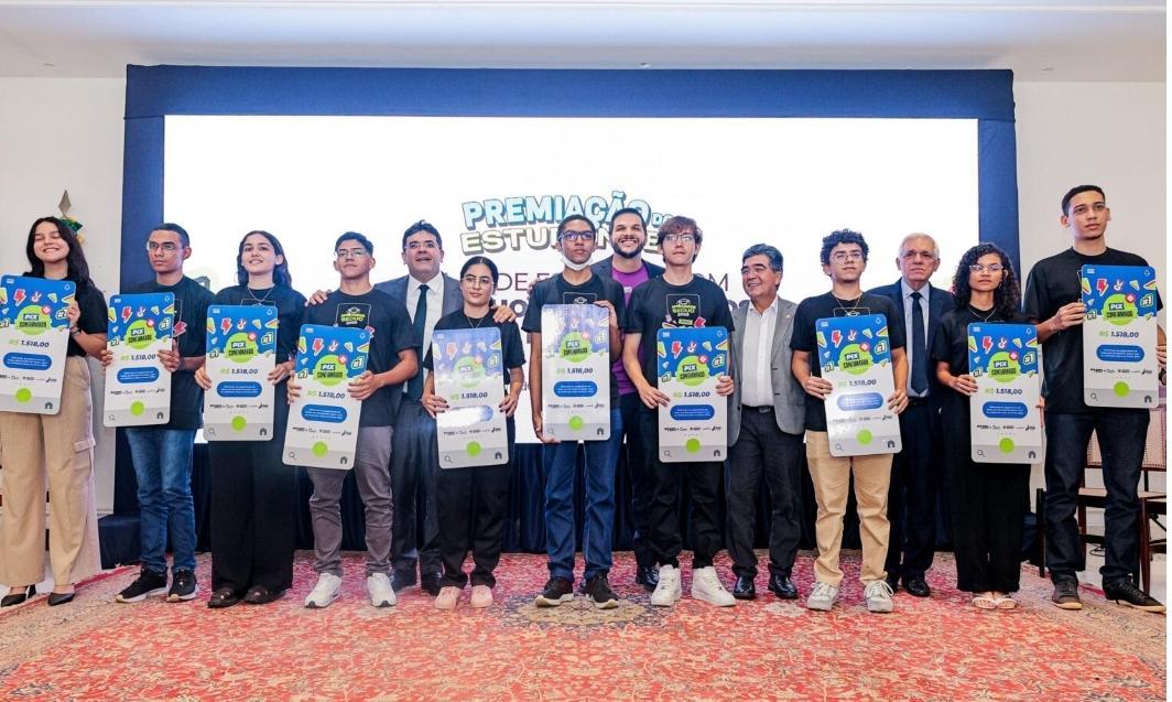 Alunos receberam prêmio em dinheiro pelo bom desempenho no Enem 2024