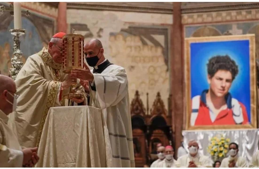 O papa Leão XIV e o jovem Carlo Acutis no detalhe