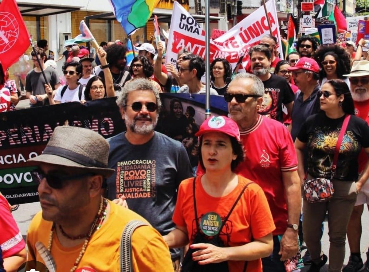 Povo nas ruas mostra o caminho do Brasil