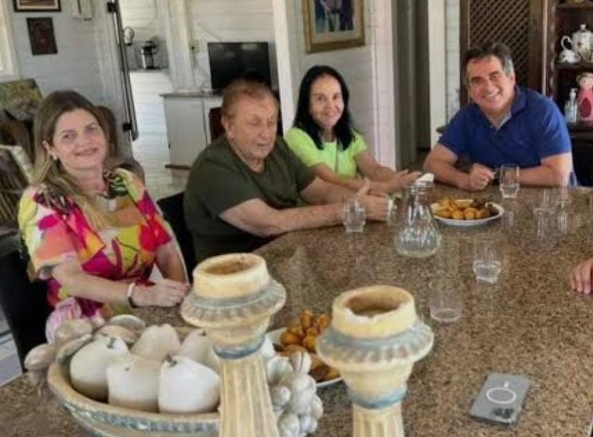 A Família Mão Santa num café da manhã em casa com Ciro Nogueira