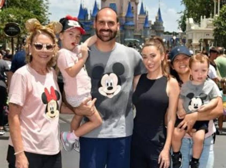 Imagem de Eduardo Bolsonaro com a família na Disney contrasta com a da vinda simples do vídeo abaixo