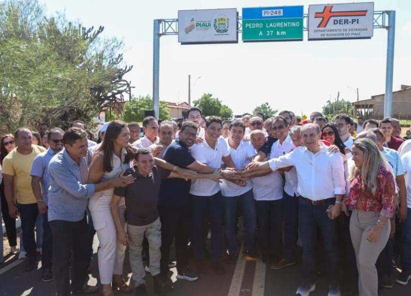 Governador e outras autoridades na inauguração da estrada
