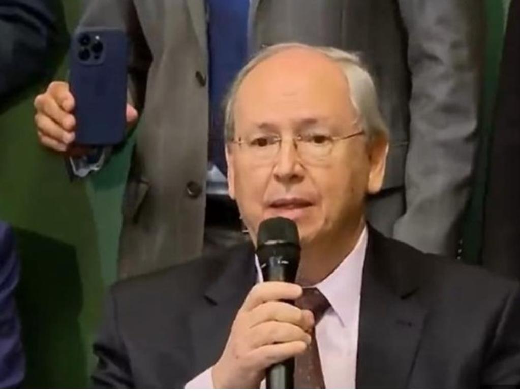 Carlos César não foi encontrado no endereço informado à Justiça