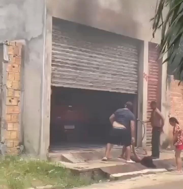 Imóvel e veículos foram destruídos após incêndio
