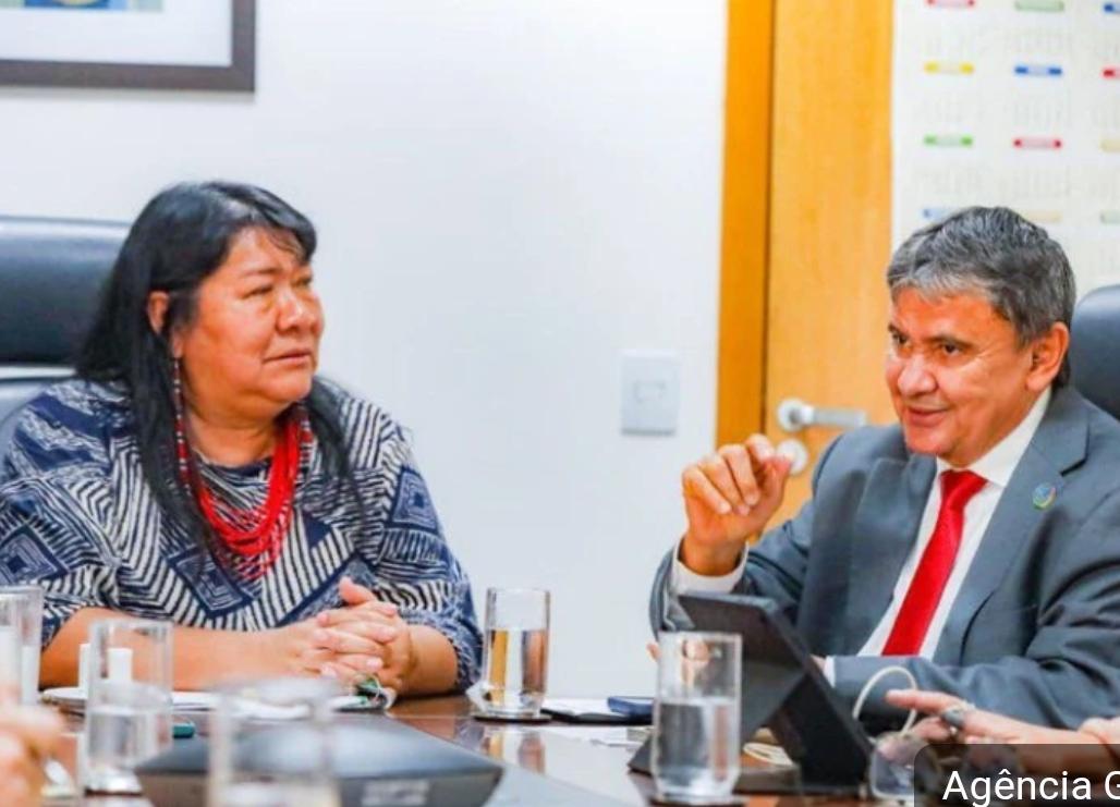Joenia Wapichana no MDS com o ministro Wellington Dias