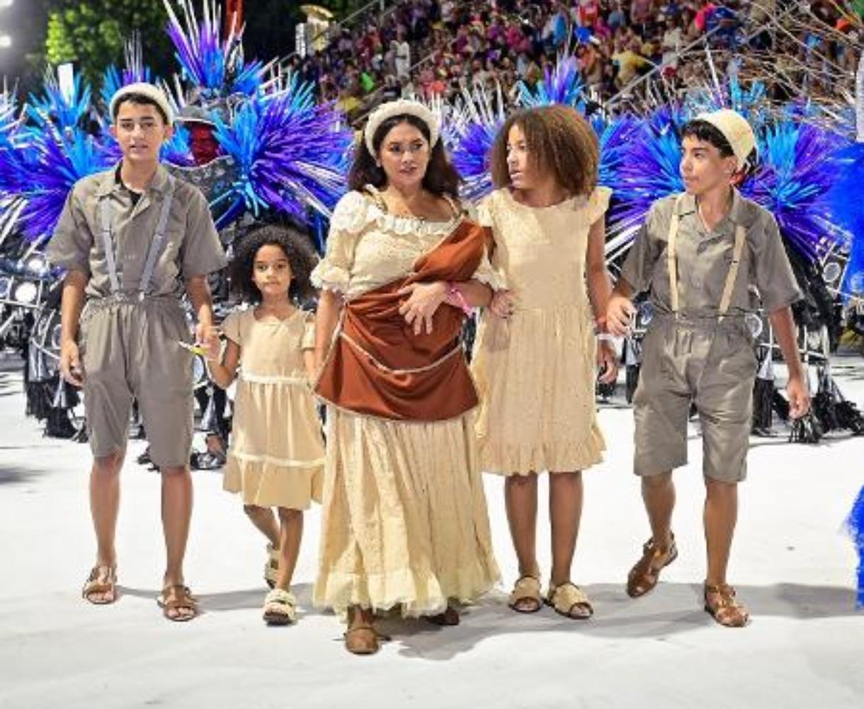 A atriz Dira Paes interpretou Dona Lindu, mãe de Lula
