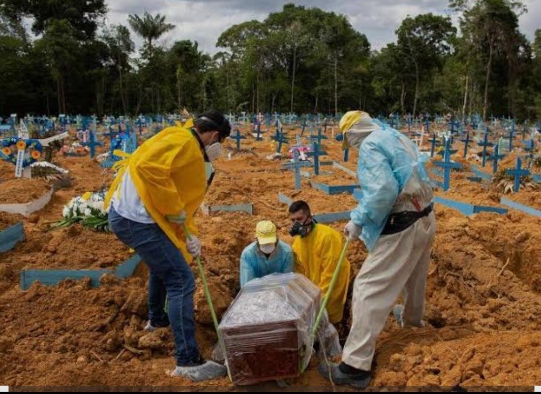Coveiros que arriscaram a vida enterraram vítimas da Covid 19 noite e dia