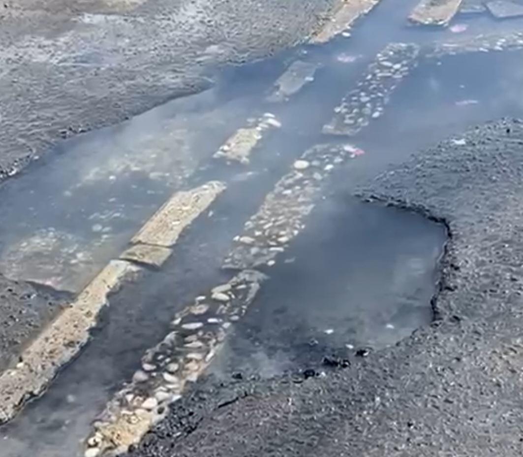 Moradores denunciam buracos em ruas do Mocambinho II, na zona Norte de Teresina, e cobram recuperação urgente da infraestrutura das vias.