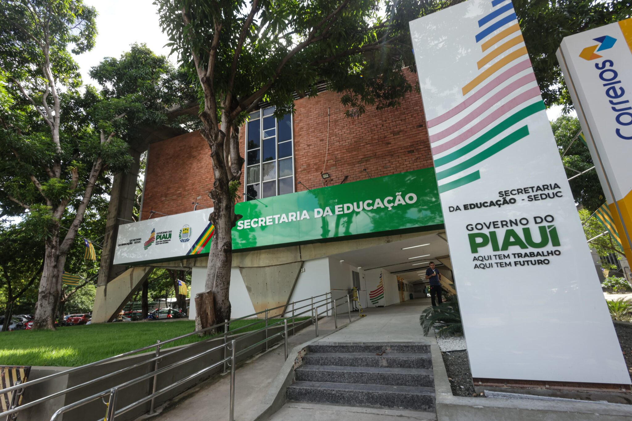 Seduc convoca mais de 1.200 profissionais da educação para escolas de tempo integral