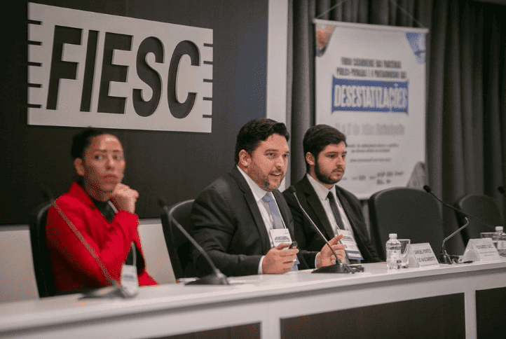 Samuel Nascimento (ao centro) falou do caso da MRAE