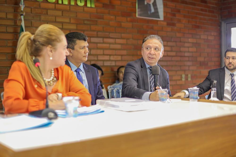 Secretário de Fazenda, Emílio Júnior, com deputados da ALEPI