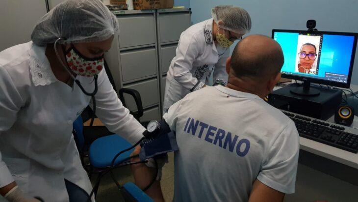 Detento em teleconsulta
