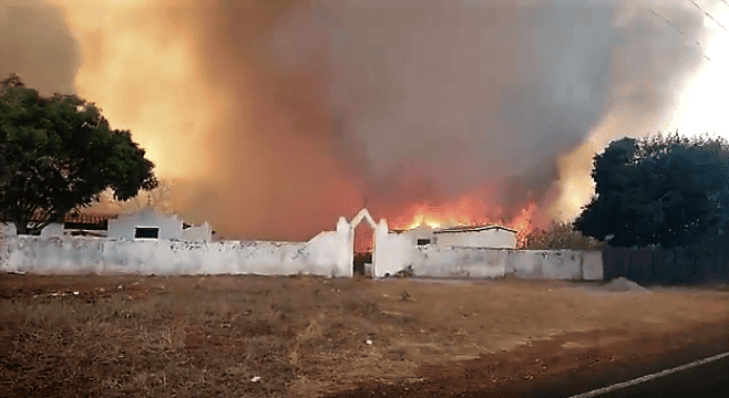 Incêndio ameaça atingir cemitério em Sussuapara