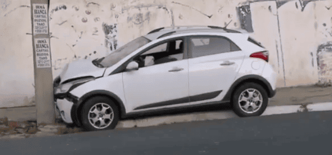 Motorista colide em poste e deixa bairros sem energia