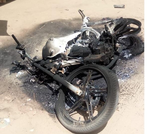 Moto incendiada em tentativa de homicídio