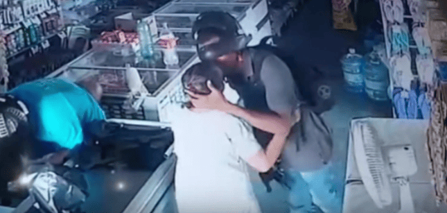 Assaltante beija testa de idosa e recusa o dinheiro