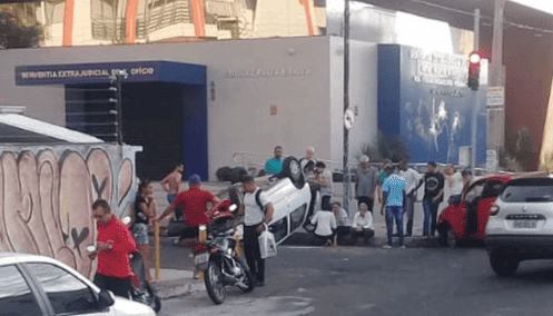 Carro capota no Centro de Teresina