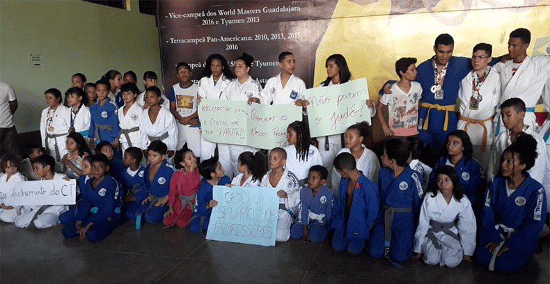 Alunos protestam  no Centro Sarah Menezes