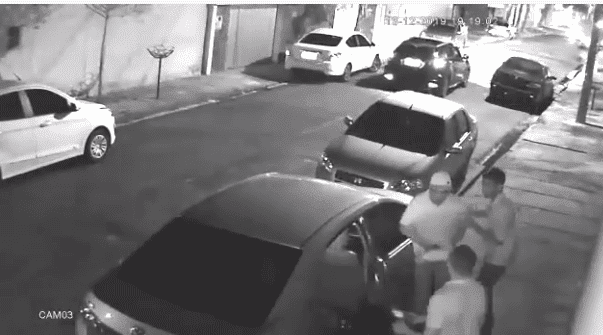 Momento em que o motorista é obrigado a entrar no veículo