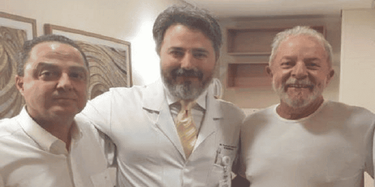 O médico Júnior Sampaio (ao centro) com um colega e o ex-presidente Lula