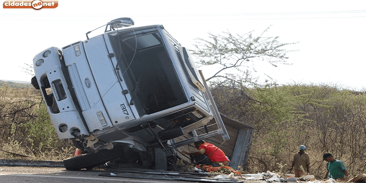 Caminhão tomba após colidir com Hilux
